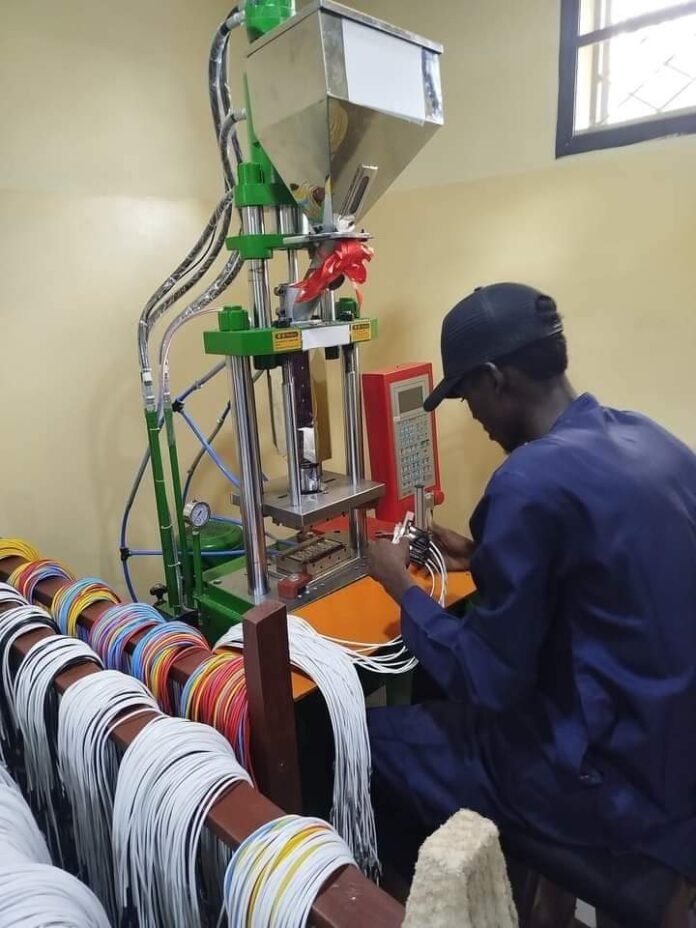 GUjkWfoXsAAt5D2 Nigerian in Kano manufacturing USB cables