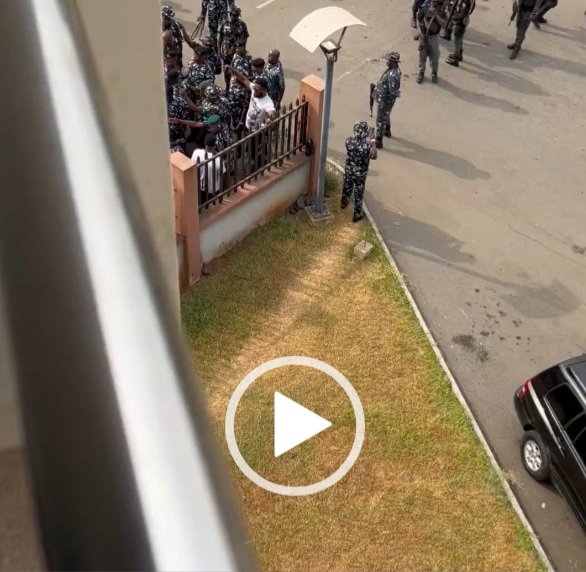APC Thugs Vs Men Of The Nigerian Police At Edo Election Tribunal [VIDEO]