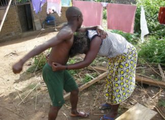 Woman Bites Off Lover’s Manhood During S3x Dispute In Rivers Man and Woman Fighting