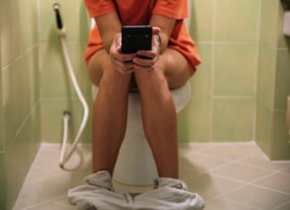 Doctors Sends Warning On Why You Shouldn’t Sit On The Toilet For More Than 10 Minutes Sitting On Toilet
