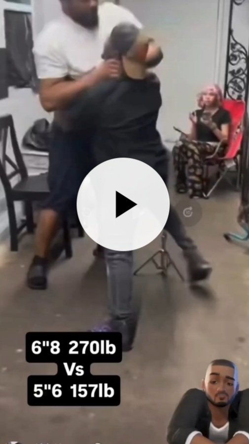 Drama As 5'6", 157 lb Man Clashes With 6'8", 270 lb Man In Fight