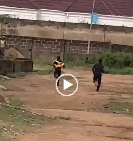 Drama As Police Officers Flee As Group Of Officers Storm Checkpoint