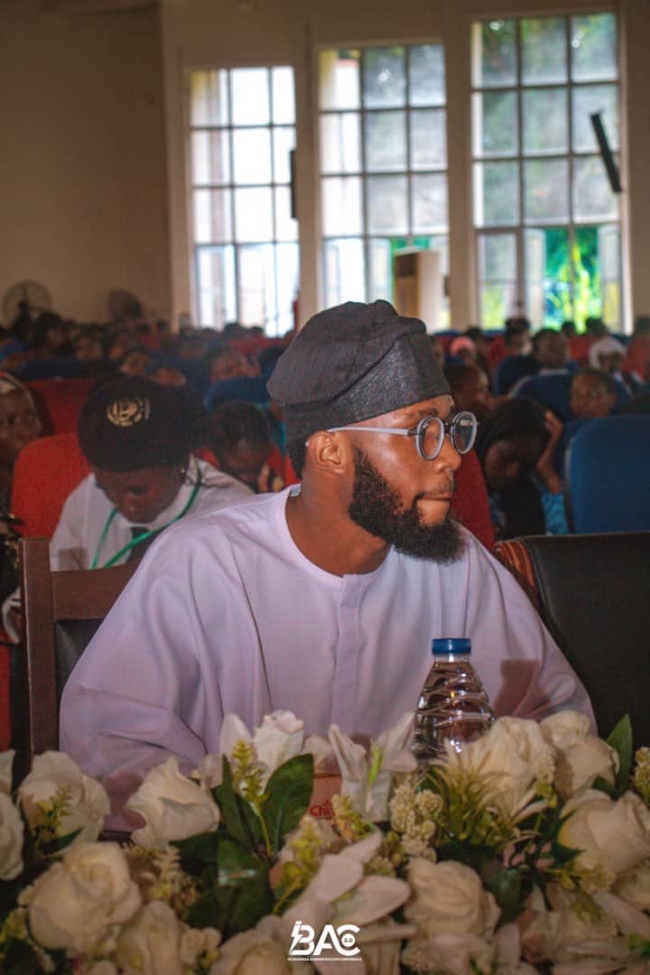  Fawole Tomi evaluates student business pitches, sharing insights on revenue, sustainability and profitability